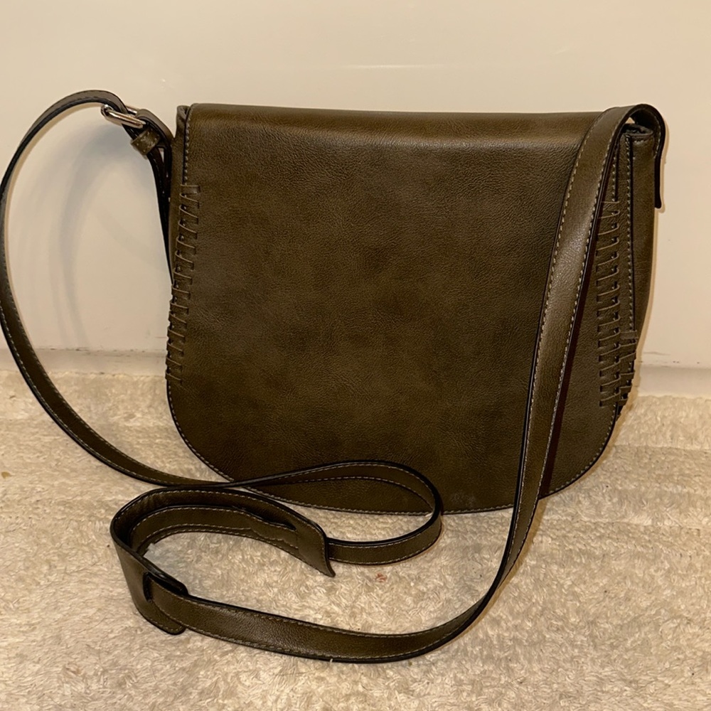 👜 CUTE olive green crossbody. Boho style! Only used once!